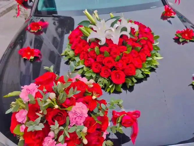 红色心形婚车花