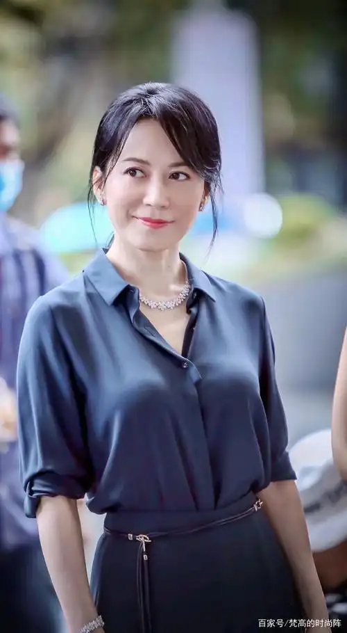 俞飞鸿气质真"可怕"!穿白衬衫都美得很高级,50岁状态太能打了