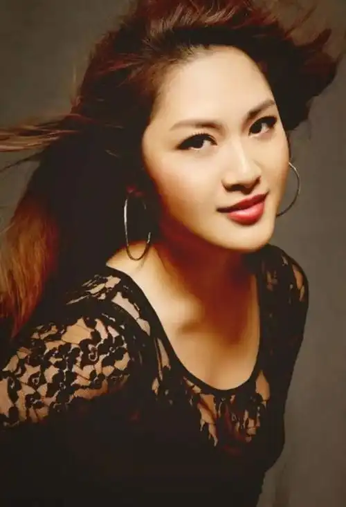 毕业于中央戏剧学院舞台美术系,现为中央歌剧院国家一级舞美设计师