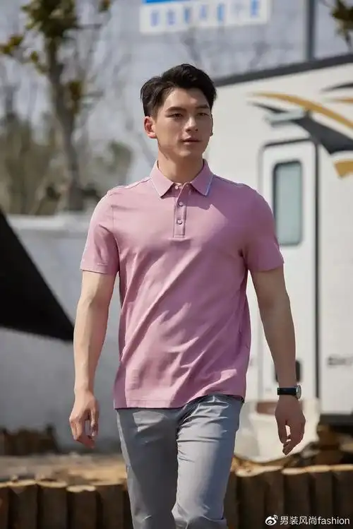 男士粉色系短袖polo衫搭配什么颜色裤子与鞋子,既显时尚潮流又显独特