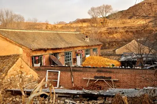 同一个村庄,两种不同的生活场景