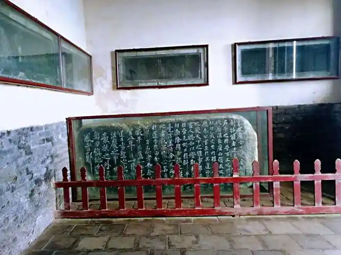 卧碑亭里碑刻据说苏东坡的真迹,是蓬莱阁镇阁之宝.