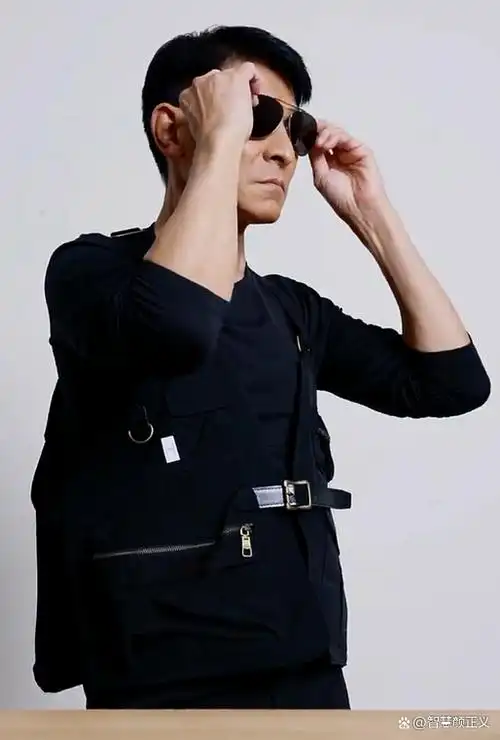 只见60岁的刘德华身手矫捷,秒变成一名黑衣特工,墨镜是标配,先是以冲