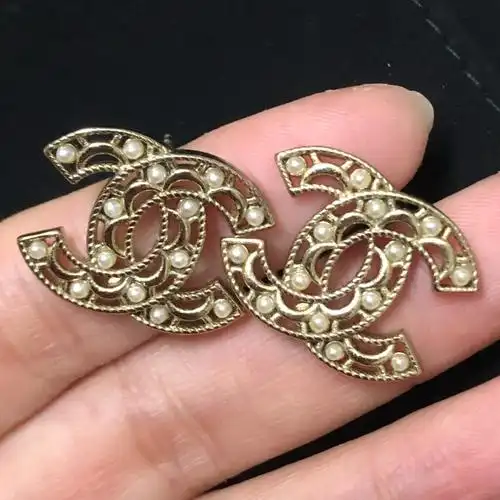 帮忙鉴别香奈儿耳钉真假