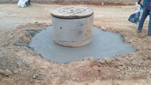 尧头岭路k0 400~k0 480沿线检查井井周回填混凝土.