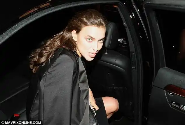 近日,c罗女友伊莲娜飞赴希腊雅典出席了一场晚宴,露背装亮相的俄罗斯