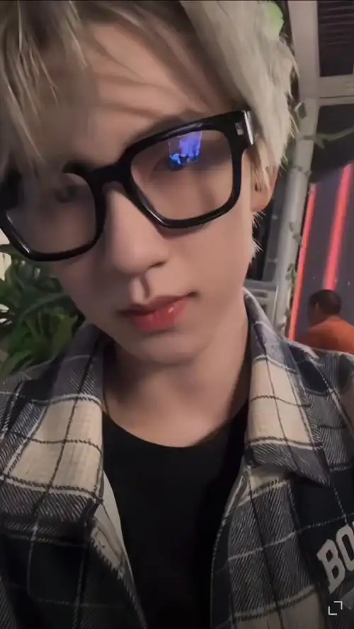 发了视频=发了无数张自拍05#贺峻霖黑眼镜框造型