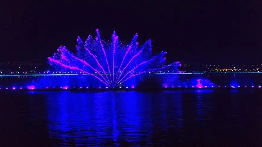 七星岩牌坊广场上的彩色音乐喷泉表演.