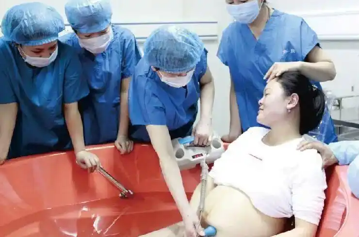 妈妈也在胎盘娩出之前出水,其他的步骤,跟正常的分娩基本没有太大区别