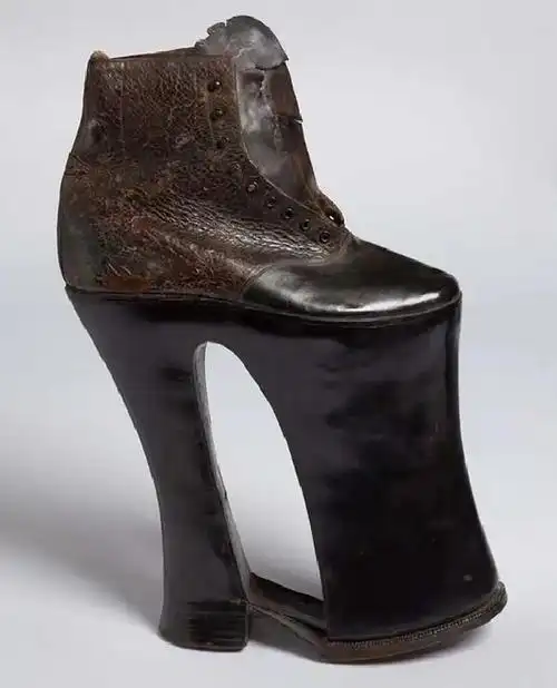 19世纪末出现过一些牛掰的高跟鞋,商家称其有诸多神奇功效,比如