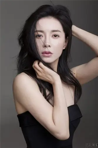 刘敏大气优雅写真曝光妆容精致恬静清新