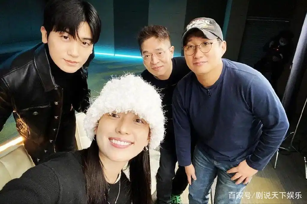 《幸福》剧组重聚,韩孝周朴炯植再同框,男方瘦了好多