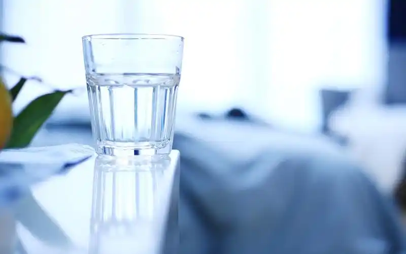 用一杯水的单纯,面对一辈子的烦杂