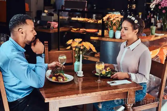 一对迷人的情侣享受对方, 在餐厅吃饭照片-正版商用图片0r3mtg-摄图