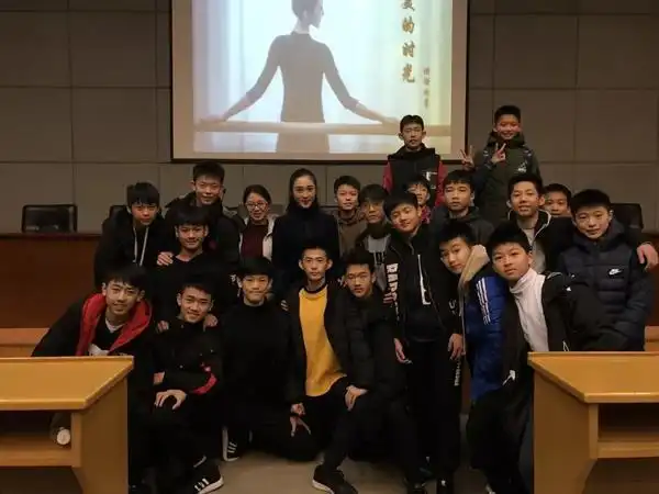 这是最美的时光青年舞蹈家殷硕回校开讲