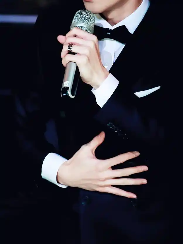 看到这位男星的"神仙手",小伙伴们还知道哪位明星的手也很漂亮呢?