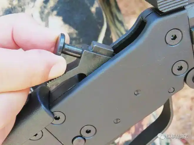 极简主义步枪霰弹枪扁平扳机折叠放包里长途跋涉好帮手