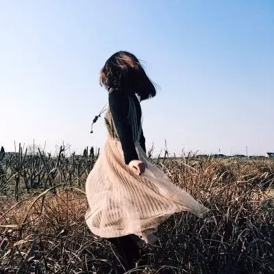 女生长卷发背影