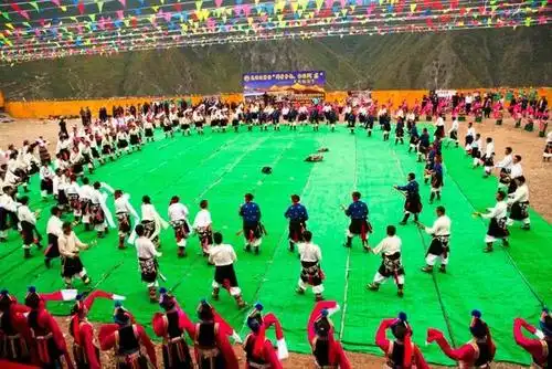 谐!德钦县阿东村:弦子歌舞大放光彩,民族团结再谱新篇