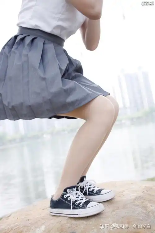 肉色丝袜搭配球鞋