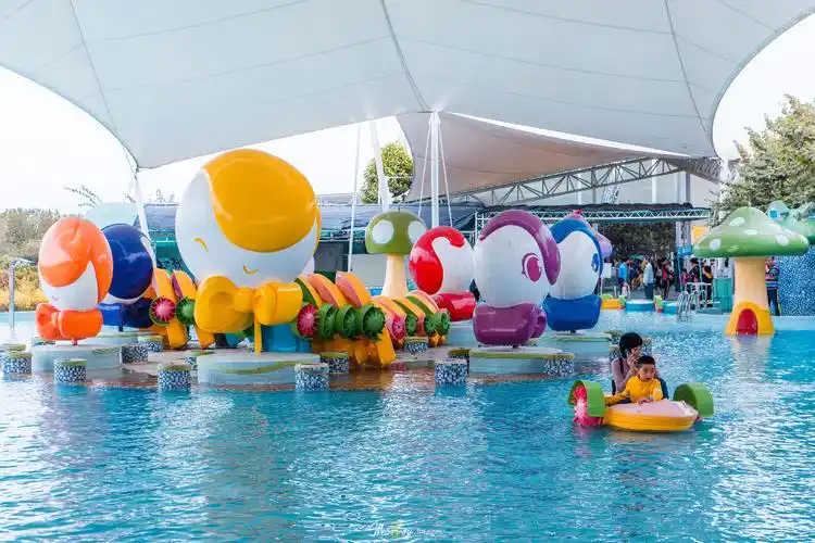 就如这个摇摇船,就很好的诠释出亲子旅游的乐趣,对于孩子的成长也是乐