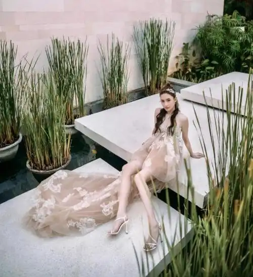 何超莲生图被疯传!惊现身高缩水,皮肤黝黑!路人镜头秒变大众样