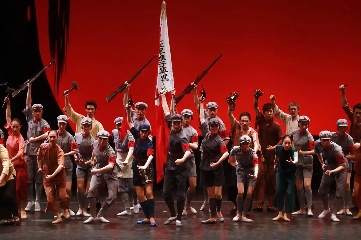 革命现代芭蕾舞剧《红色娘子军》 - 抖音