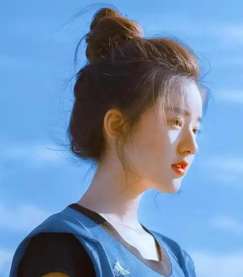 赵露思真是穿搭精,发型可爱,穿搭减龄,照着学会很甜|丸子头|碎发_网易