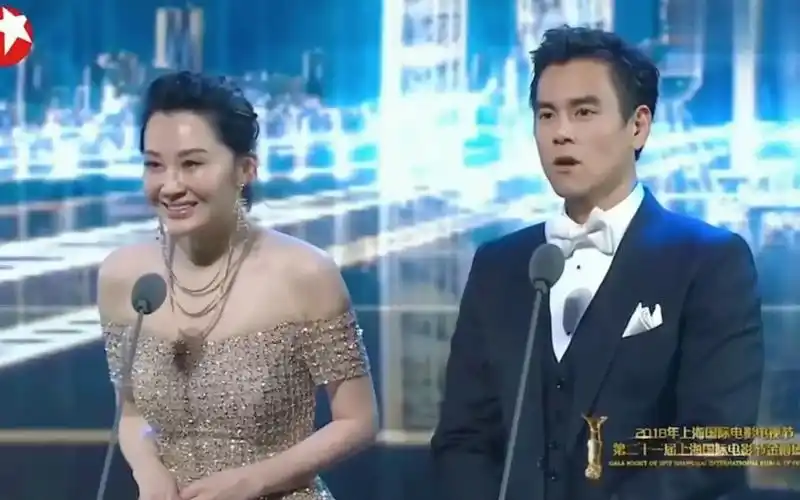 52岁的许晴有多漂亮?上台领奖惊艳所有人,身旁的彭于晏看呆了
