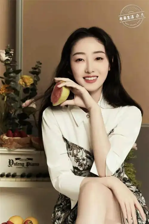 蒋梦婕 印花短裙展现春日甜蜜