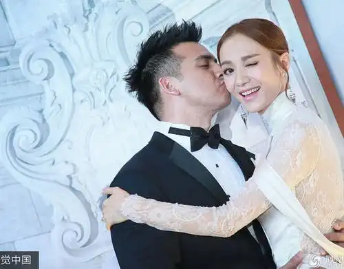 王君馨香港补办婚宴狂吻老公 钟嘉欣李亚男伴娘团美翻