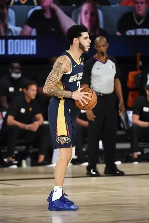 身背3347万合同的鹈鹕队首发控卫朗佐鲍尔,也被对手击溃了.