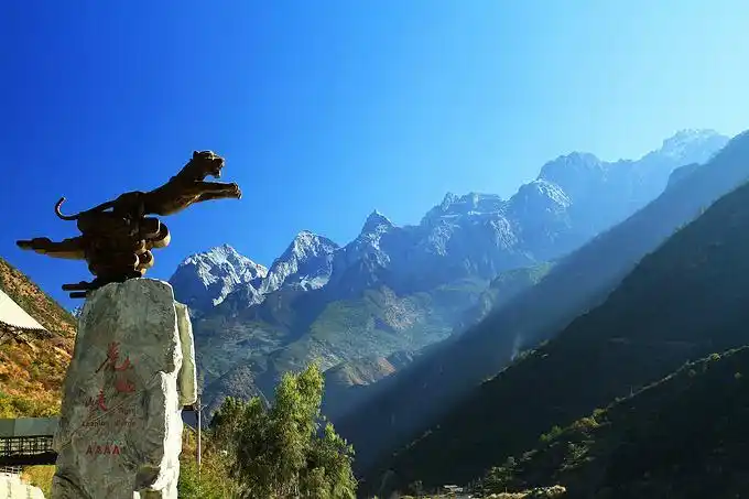 壮观的虎跳峡风景区!