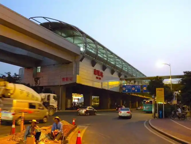 龙城广场是龙岗区跨世纪城市建设标志性建筑,全国排名第三,广东最大的