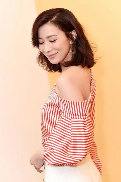 佘诗曼把半露"胳膊"t恤穿火了,配白色短裤,美得性感且不低俗