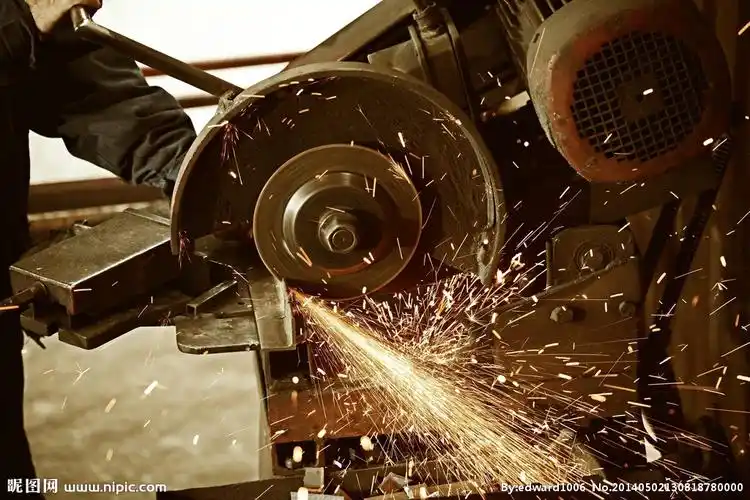 电锯切割火花图片