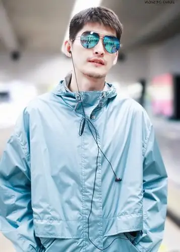 张翰经历了啥,蓄起的胡须竟跟墨染的一样?堪称"行走的荷尔蒙"