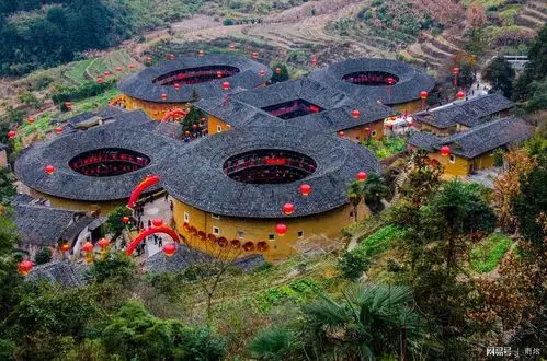 客家土楼,在青山秀水的山谷中演绎着传奇.