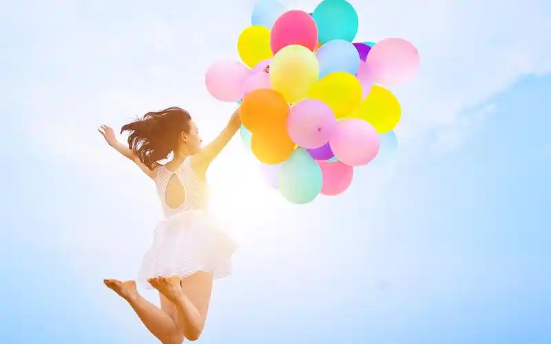 女孩跳,五颜六色的气球,天空 1242x2688 iphone 11 pro/xs max 壁纸