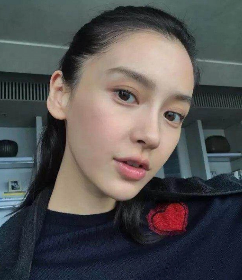 baby晒素颜照粉丝直呼天然,网友:郑爽的素颜才最"正宗"!