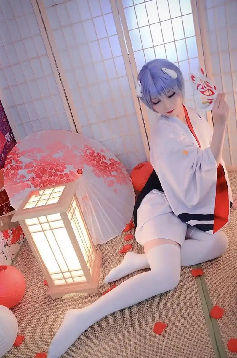 eva绫波丽cos,身穿和服q弹白袜,娇羞回眸把人看呆