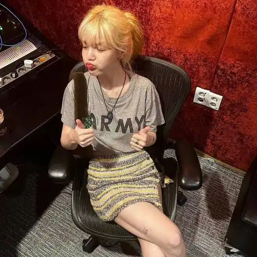 31岁aoa申智珉,瘦了超过39公斤,过于骨感的身材,引