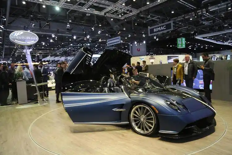 帕加尼hunyna roadster敞篷版 ,日内瓦车展实拍!