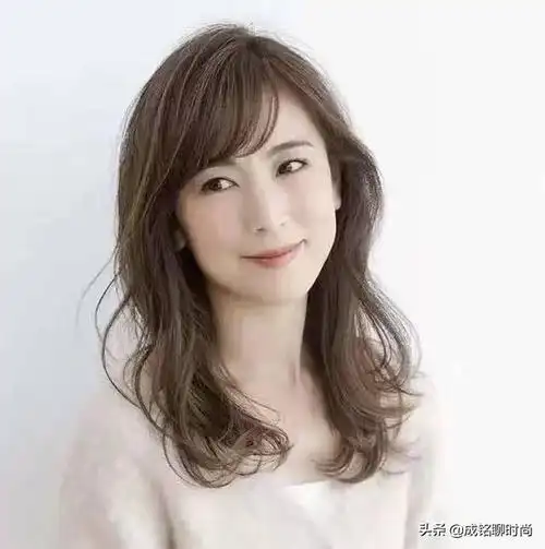 五十岁妈妈剪什么发型减龄洋气(50岁妈妈剪什么样的发型好看)(图2)