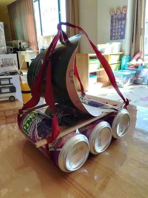 老师给爸爸妈妈们妈布置了一个亲子任务 -- 自制废旧物品玩具