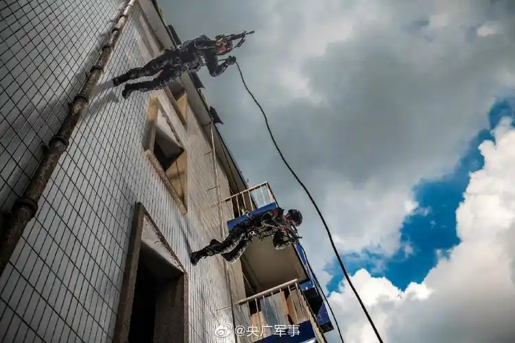 超帅壁纸!直击武警特战尖兵训练场