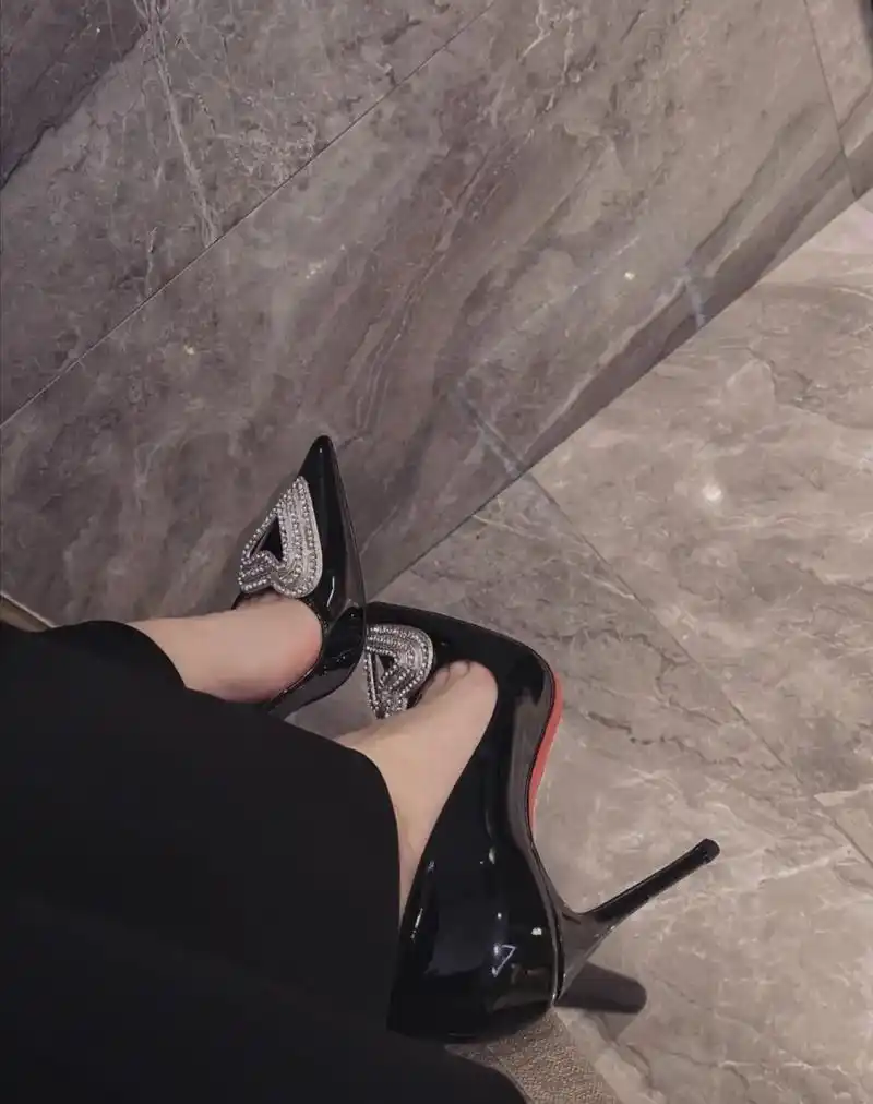 红底亮黑高跟,高跟鞋中的战斗机#女王 - 抖音