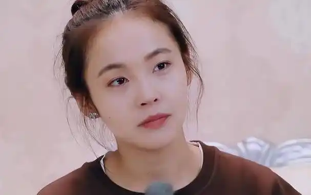 "冻龄女神"张佳宁给母亲买500万豪宅,拒认亲父却帮继父求婚