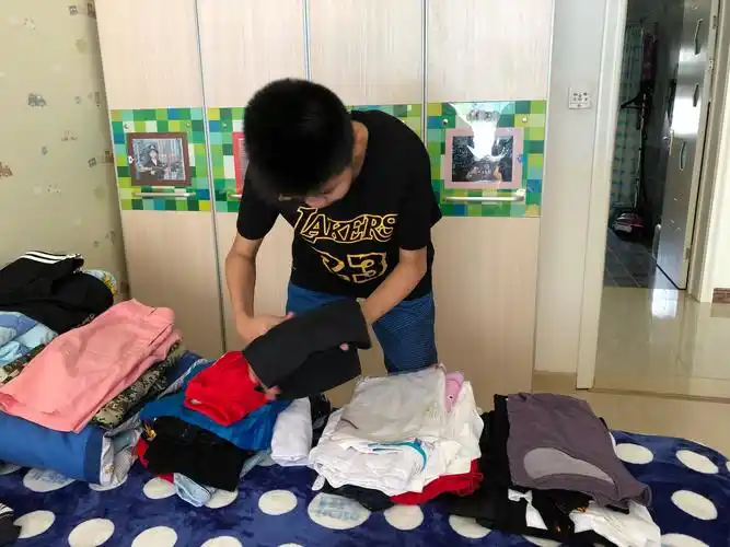 把春天穿的衣服洗干净放进衣柜里,把夏天穿的衣服找出来,分类整理后
