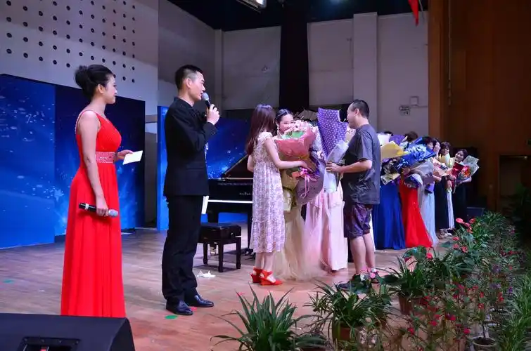 手存琴艺心留情谊――我院11级钢琴表演专业毕业音乐会顺利举行